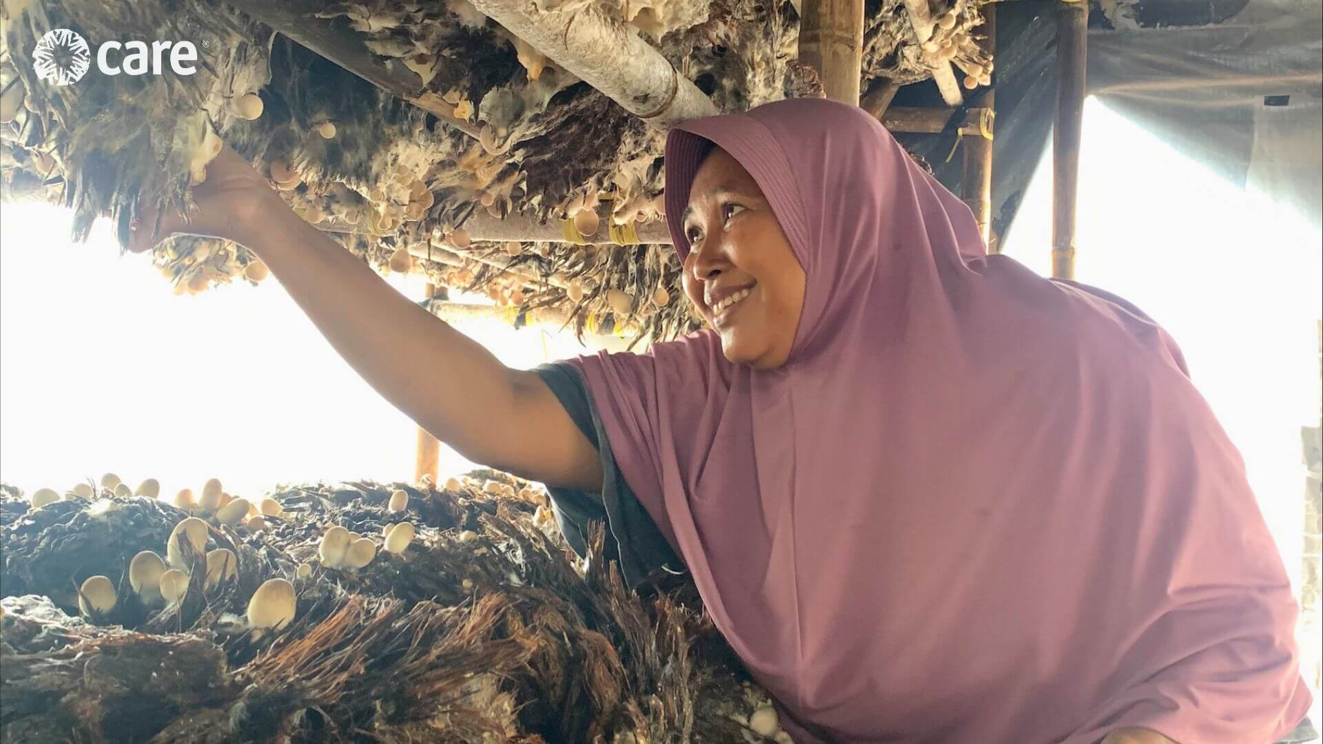 Bu Winarni Panen Jamur Merang