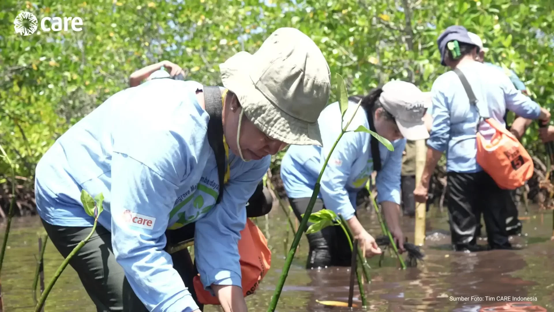 Penanaman mangrove oleh Kelompok Perempuan di Desa Palaes, Minahasa Utara-2
